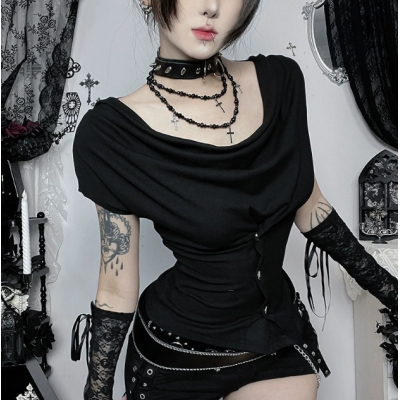 Dark-themed halter neck top, 2026 new slim fit gothic style Harajuku retro punk T-shirt for women.